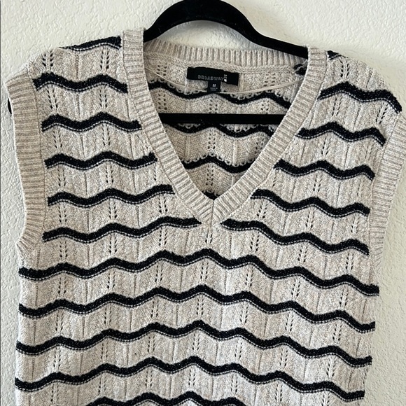 Broadway women size  mBlack and Cream Sleeveless Sweater - Picture 2 of 10